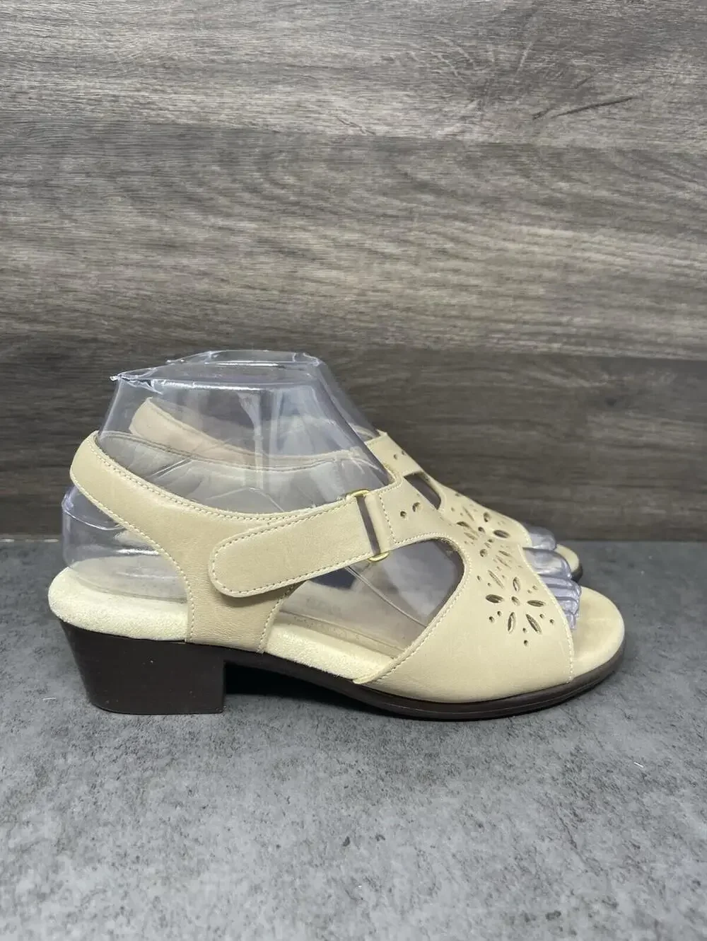 SAS Sunburst Sandals Womens Size 6.5 Cream Leather Wedge Heel